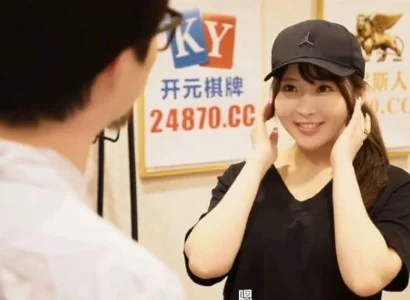 Em nhân viên giao hàng dễ tính khi trao đổi
