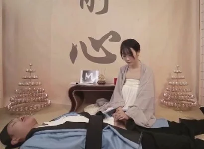 Người nữ tu tiếp cận vị đạo sĩ bị thương