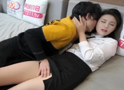 Cô thư ký trẻ lén lút phục vụ sếp để có tiền