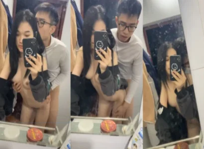 Cặp sinh viên trẻ phang nhau trước gương