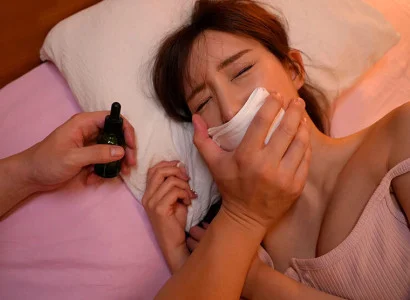 Một kẻ đưa thuốc mê khiến cô em họ xinh đẹp mê man rồi quan hệ